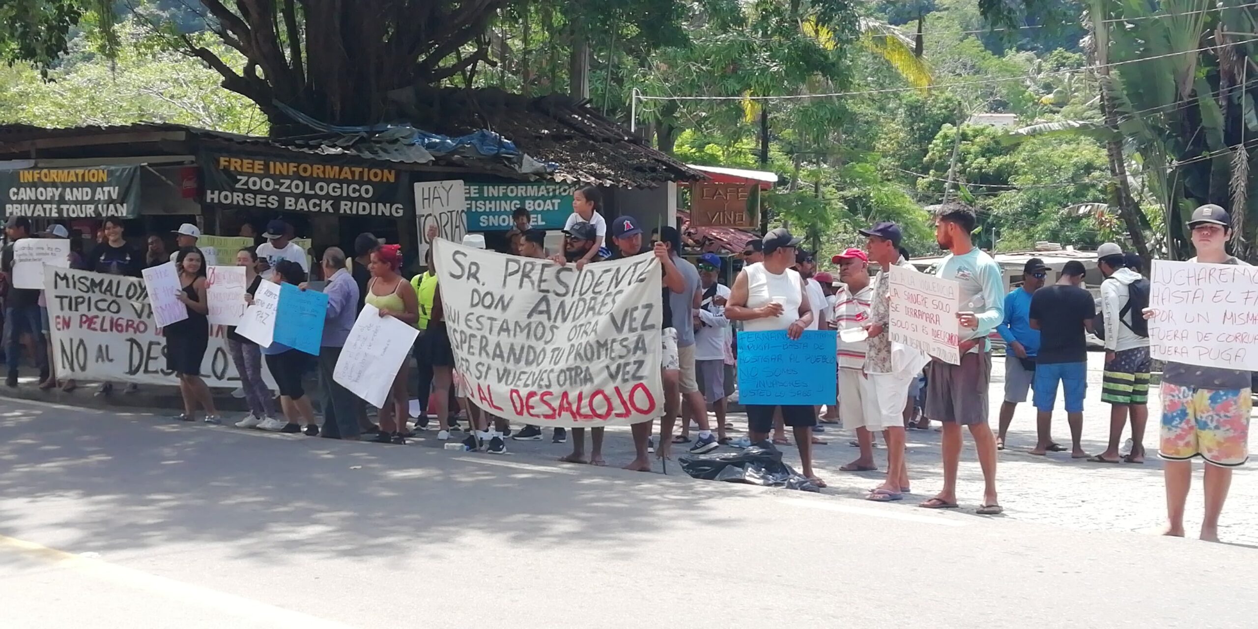 Habitantes de Mismaloya protestan en defensa de sus viviendas