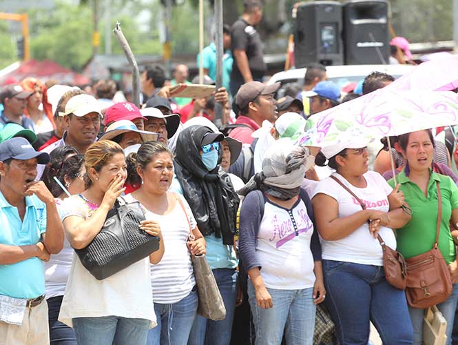 Padres de familia marchan en apoyo a maestros en Oaxaca