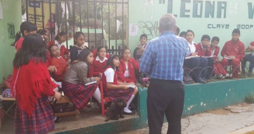 Maestro se opone al paro de la CNTE y da clases afuera de una primaria en Oaxaca