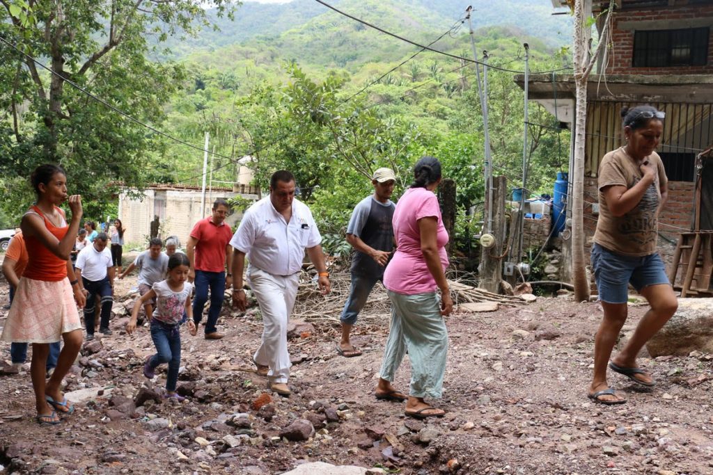 Recorrió Arturo Dávalos colonias afectadas por lluvia