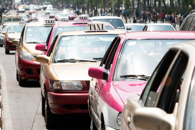 Anuncian chatarrización de mil 300 taxis pirata en la CDMX