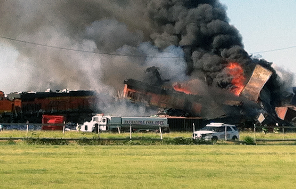 Choque de dos trenes de carga provoca enorme explosión en Texas