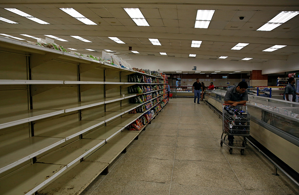 Fuerzas armadas venezolanas asumen control de alimentos y medicinas