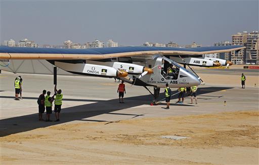 El avión Solar Impulse 2 sobrevuela Egipto