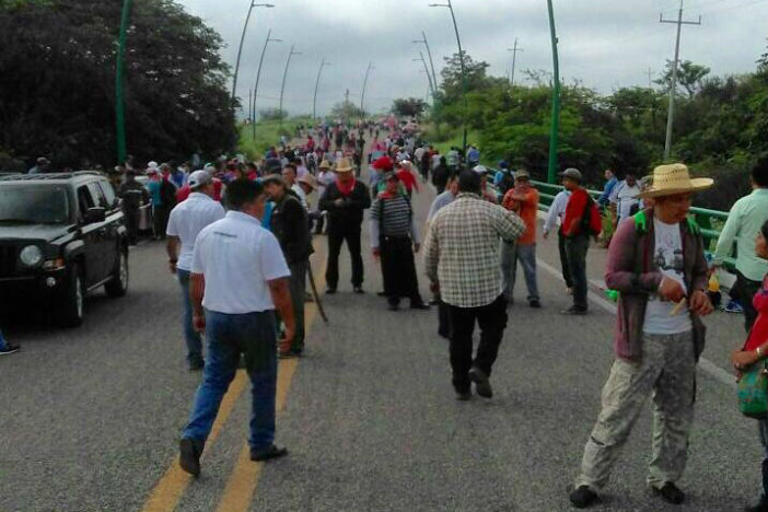 Integrantes de la CNTE bloquean el aeropuerto de Tuxtla Gutiérrez