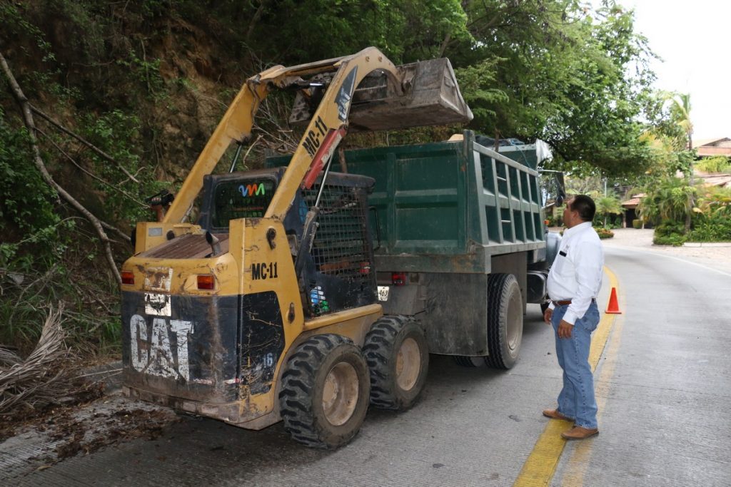 Supervisa Arturo Dávalos trabajos de desazolve de cunetas