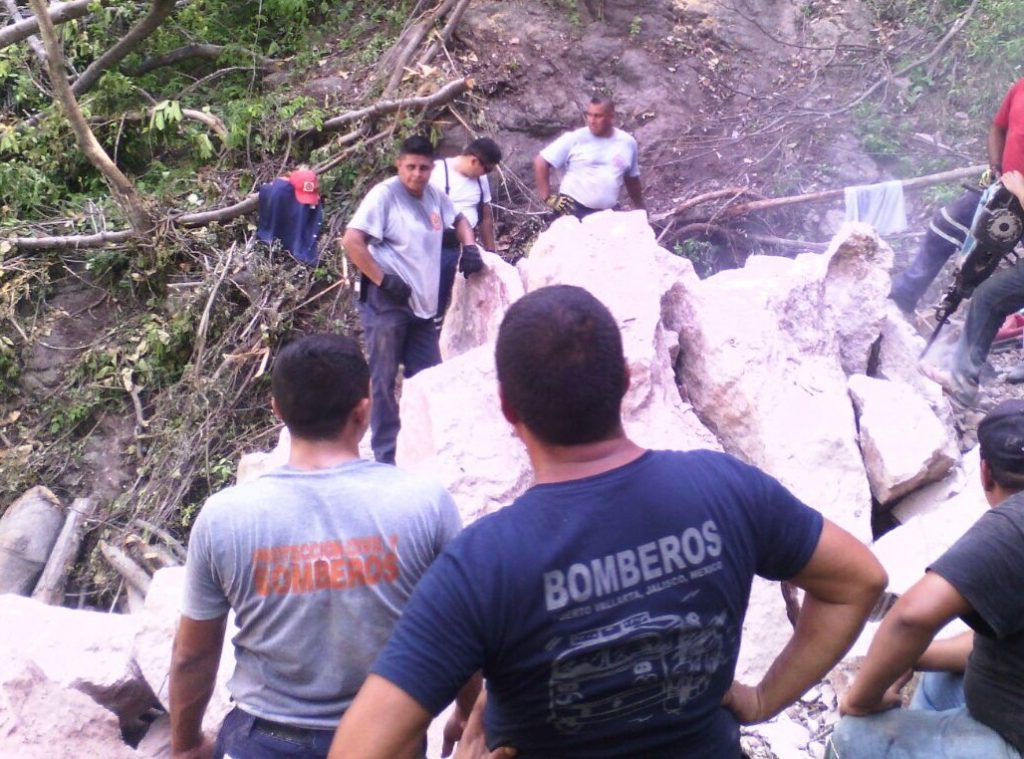 Demuelen gran roca y eliminan riesgo en El Caloso
