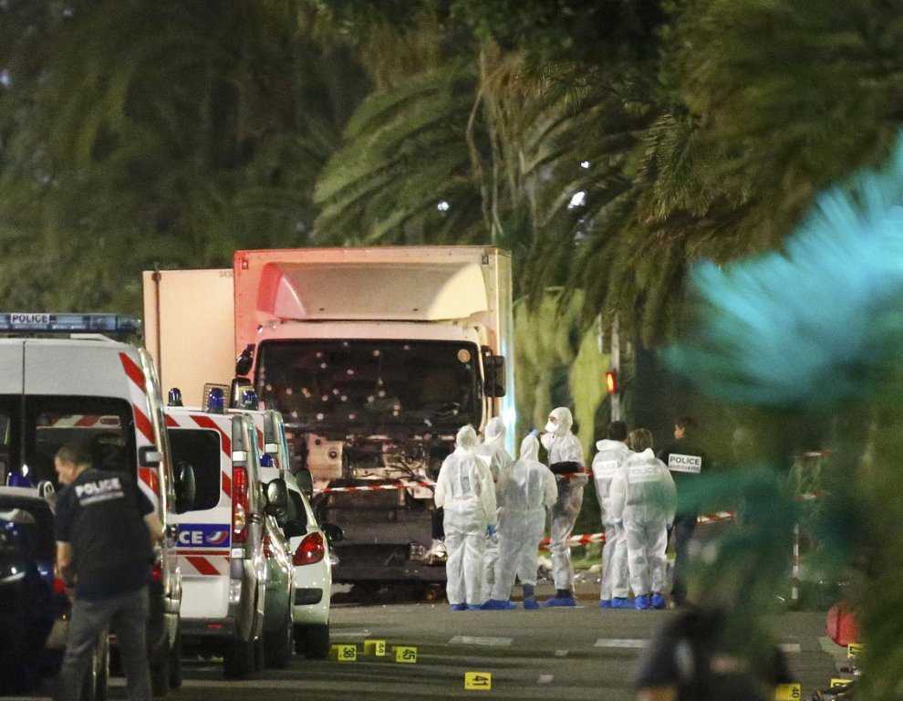 Camión arrolla una multitud en Niza, Francia; reportan varios muertos