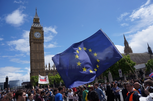 Miles de británicos protestan contra salida de Reino Unido de UE