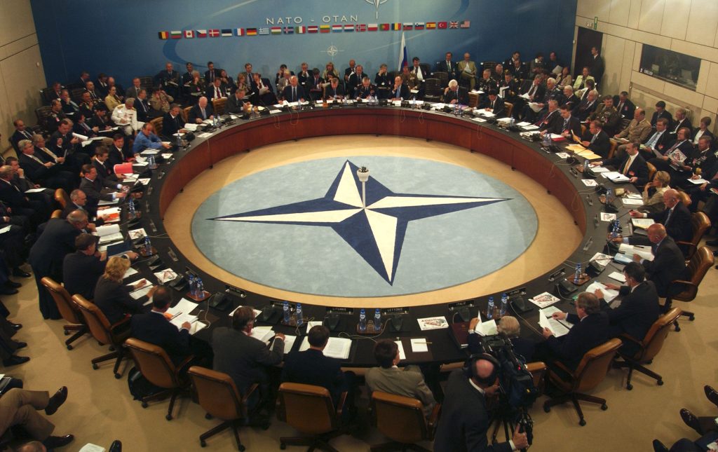 Aprueba la OTAN mantener 12 mil militares en Afganistán en 2017