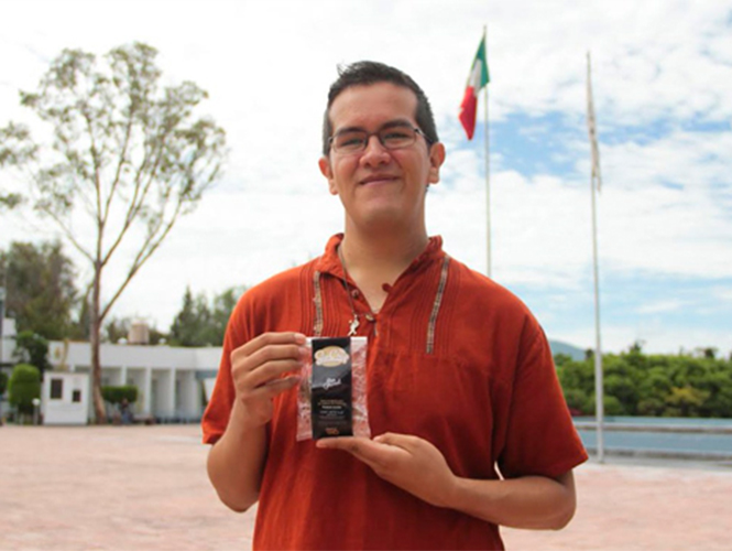 Mexicano elabora pan a base de chapulines