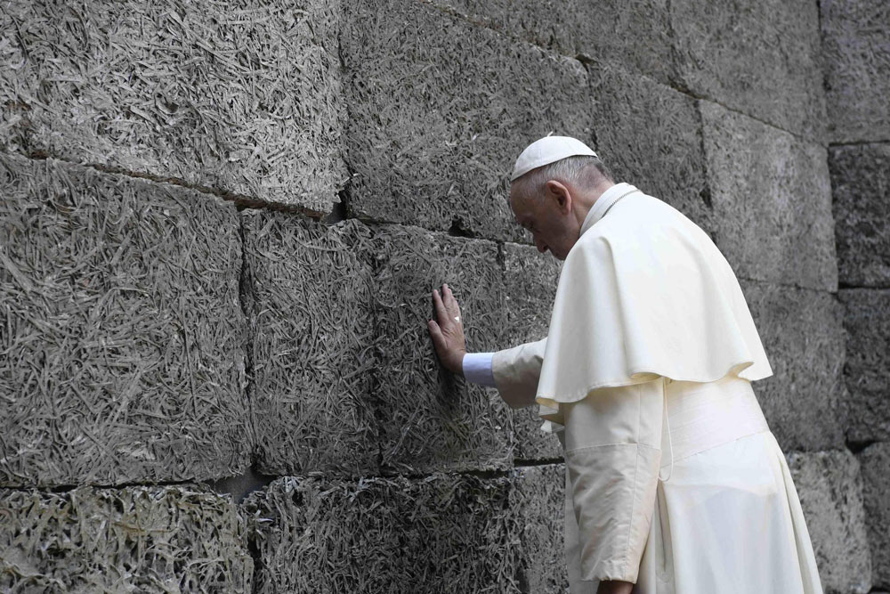 El camino silencioso del Papa en su visita a Auschwitz