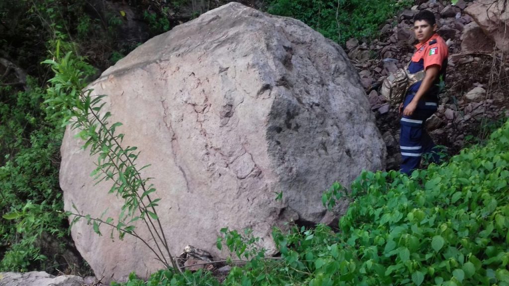 Enorme piedra “asustó” a 54 personas en El Caloso; sigue sin ser destruida