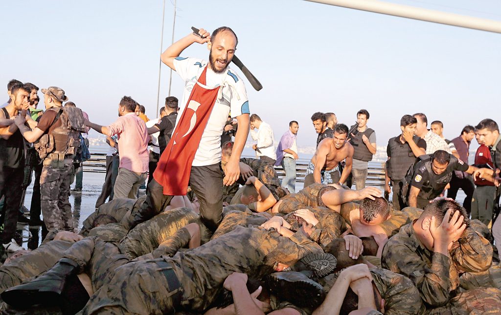 Erdogan arrasa con militares
