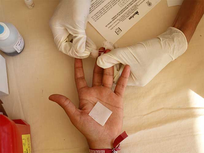 Al menos 2.5 millones de personas contraen VIH al año