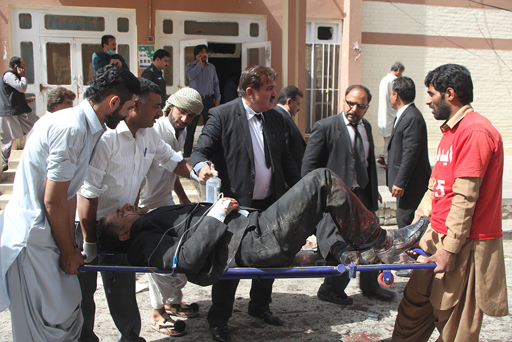 Suman 70 muertos por ataque a hospital en Pakistán; talibanes asumen autoría