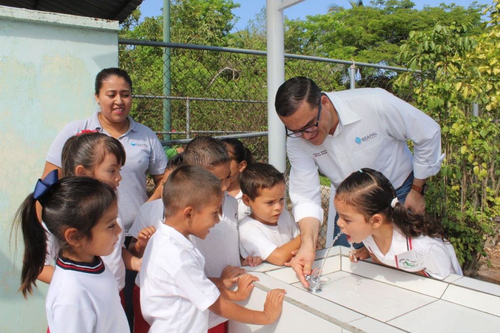 Cumple Seapal compromiso con niños de la delegación de Ixtapa