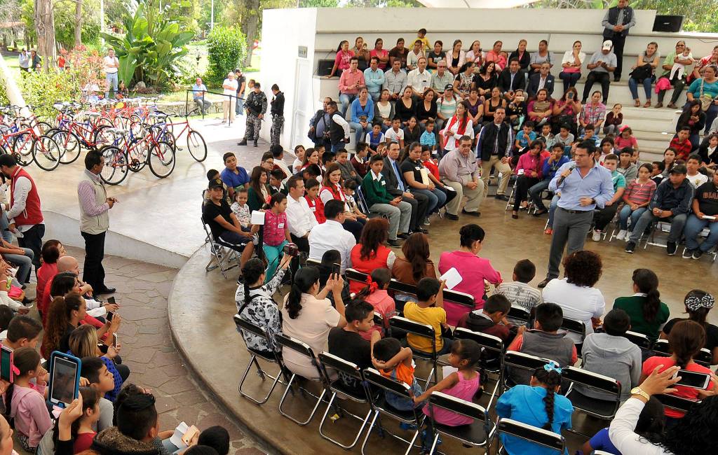 Ayuda Gobernador a estudiantes de Jalisco a acortar distancias