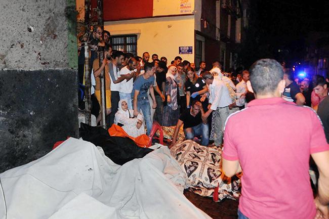 Niño hace estallar bomba en boda turca; mata a 51