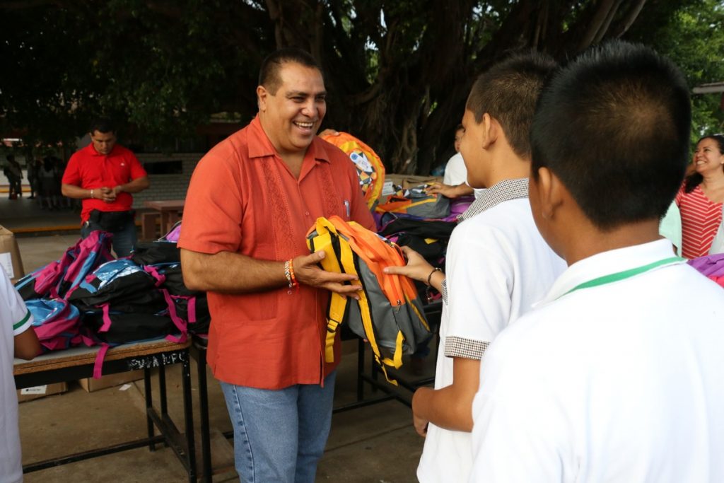 “Seguiremos apoyando para que ustedes logren sus sueños”: Arturo Dávalos