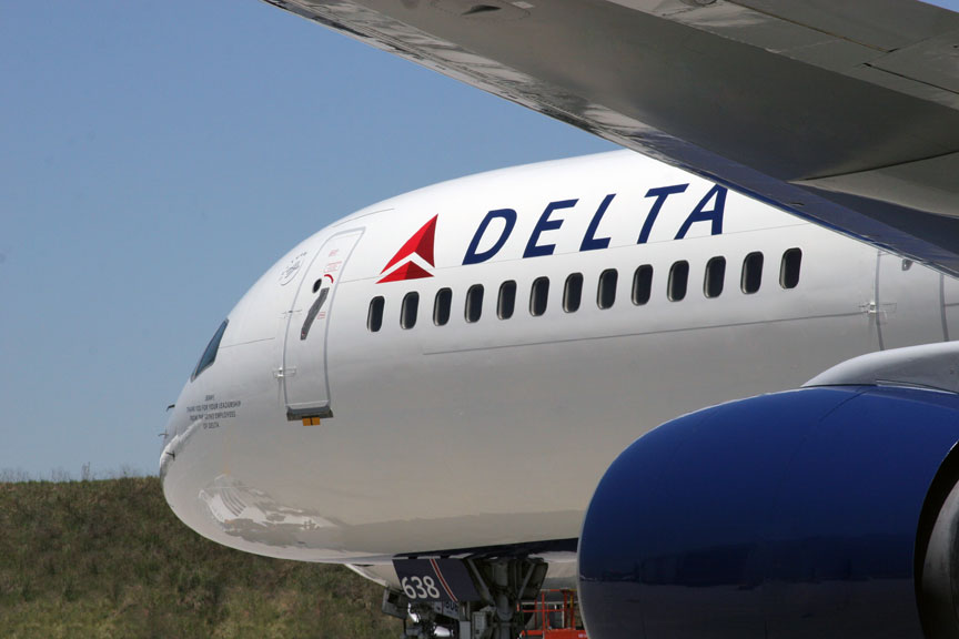 Delta cancela unos 300 vuelos al sufrir corte de energía en sistemas