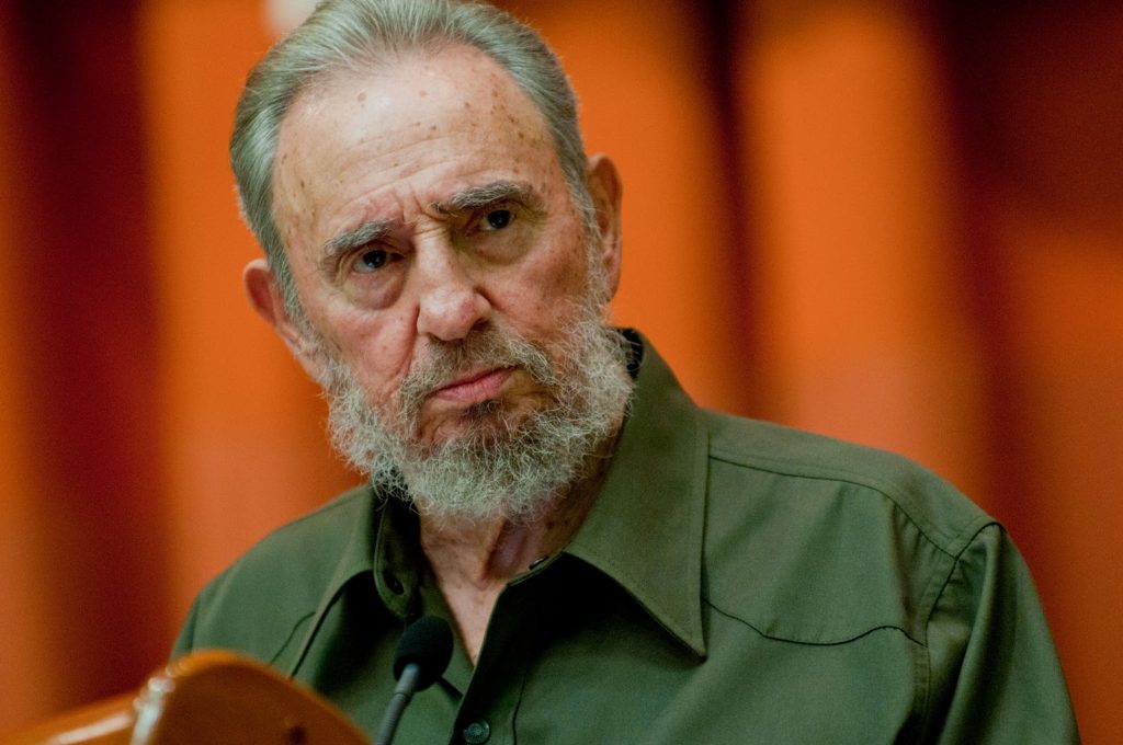 Fidel Castro celebra su cumpleaños 90 con un llamado a la paz