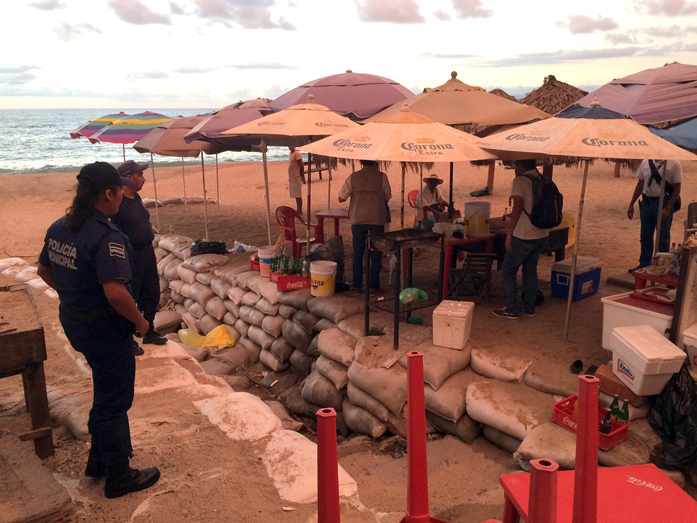 Desalojan comercios en bocacalles de Los Muertos