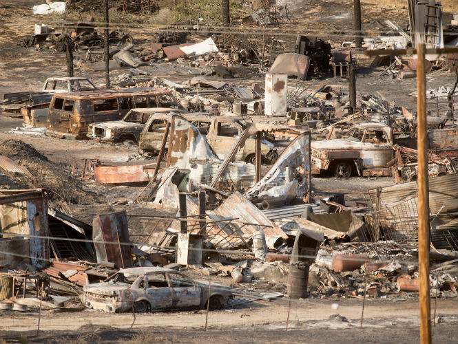 Incendios en California destruyen casi 100 viviendas