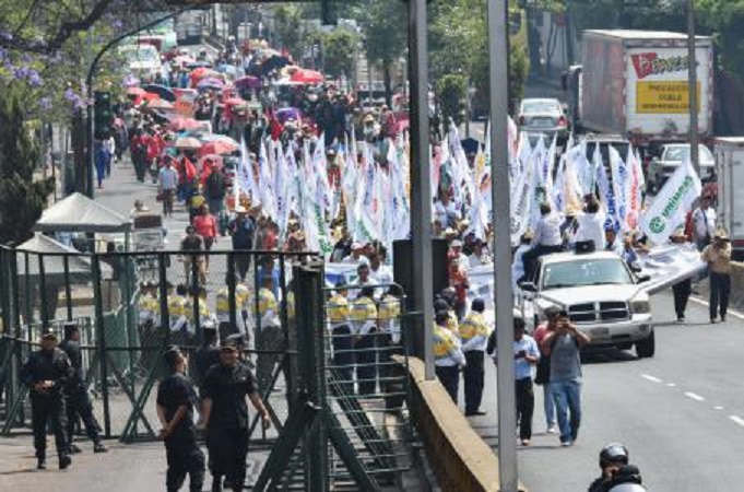 Marchan miles de campesinos al Zócalo