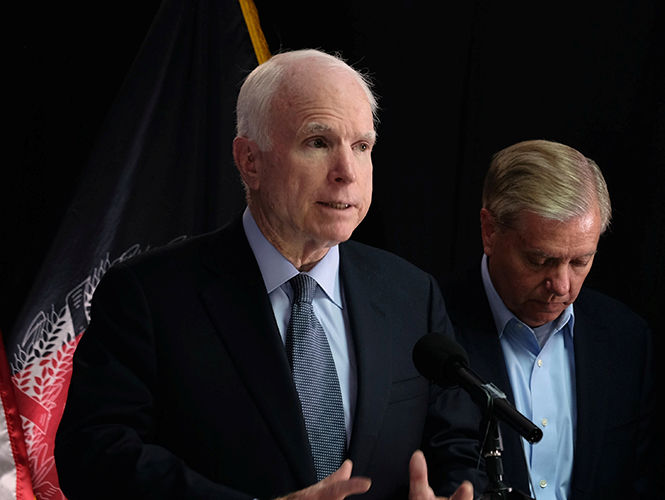 Senador republicano John McCain critica a Trump por retórica antimusulmana