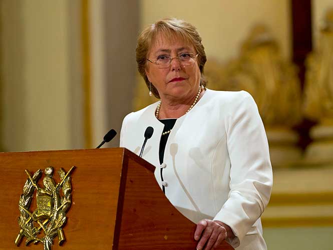 Se hunde aprobación a Bachelet, sólo 15% apoya su gobierno