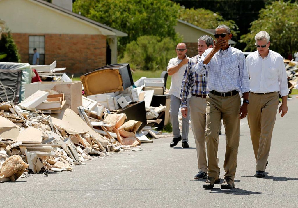 Obama recorre zonas afectadas por inundaciones en Luisiana
