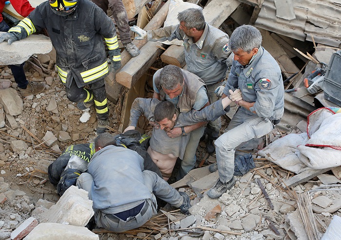 Suman 73 muertos por terremoto en el centro de Italia