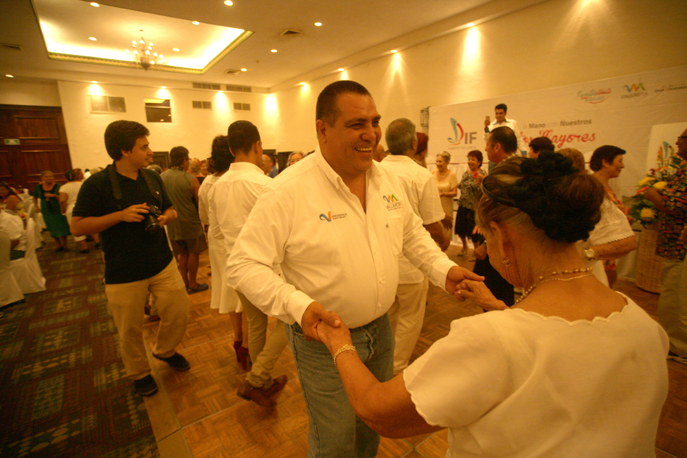 Más de 800 adultos mayores disfrutaron de una “Cana al Aire“ en Vallarta