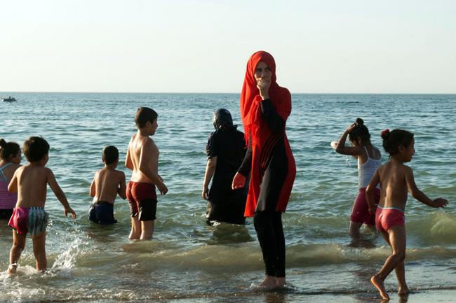 Francia examina prohibición del burkini en playas