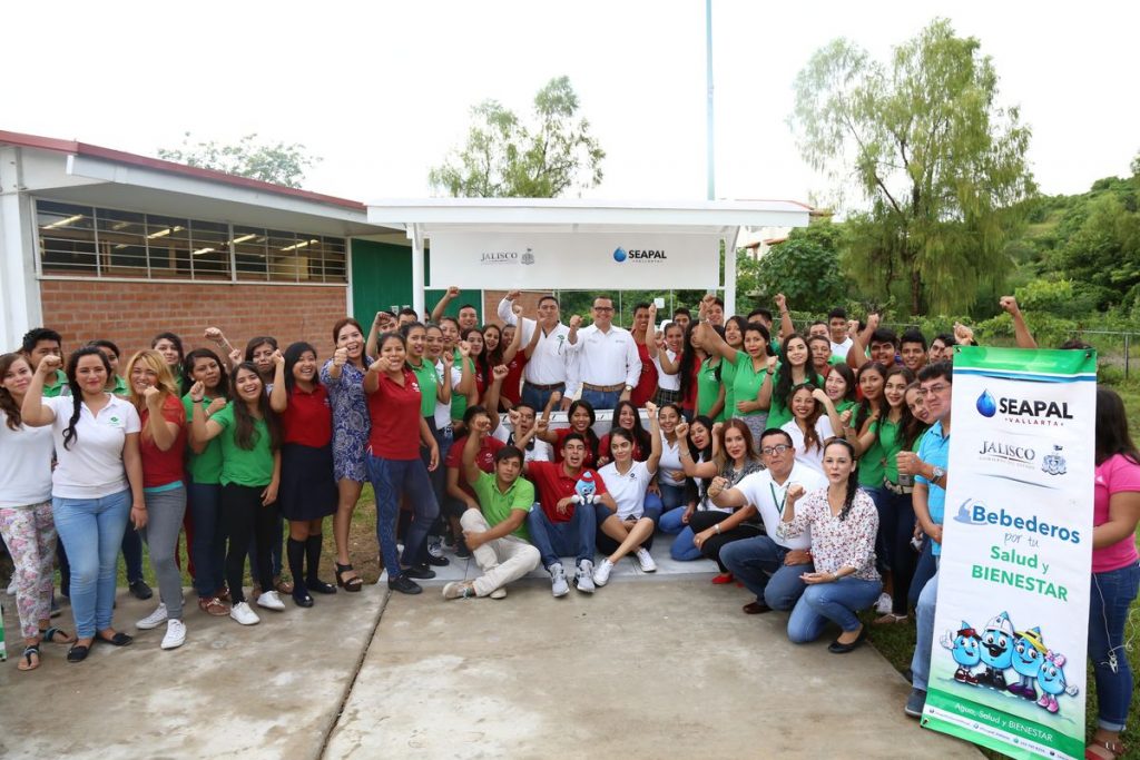 Entrega César Abarca Bebederos en Conalep Ixtapa