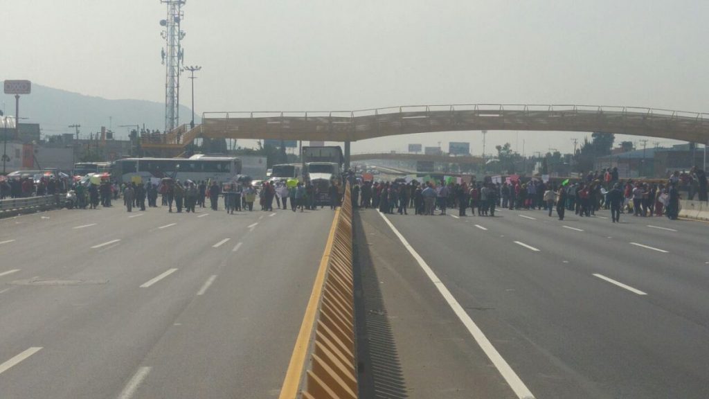 Cierran autopista México-Puebla en ambos sentidos