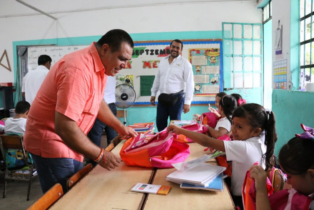 Impuestos de los vallartenses están bien invertidos en apoyo a la educación