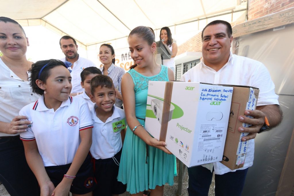 Entrega alcalde Arturo Dávalos apoyos del programa Escuelas de Calidad