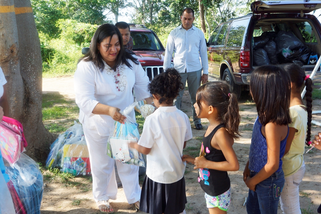 Entrega DIF apoyos escolares a niños de Rancho Nácar y Arboledas