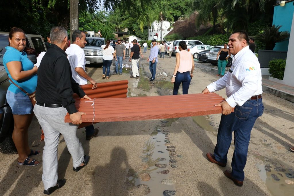 Lleva Arturo Dávalos programa ‘Casa Digna’ a Mismaloya