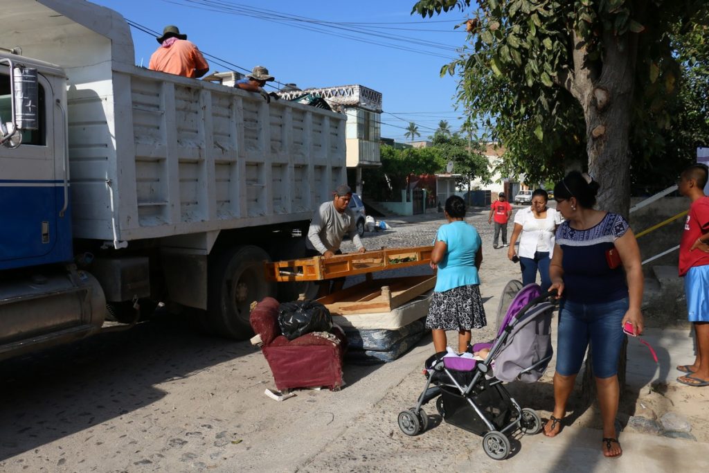 Llevan campaña de descacharrización a la colonia Independencia