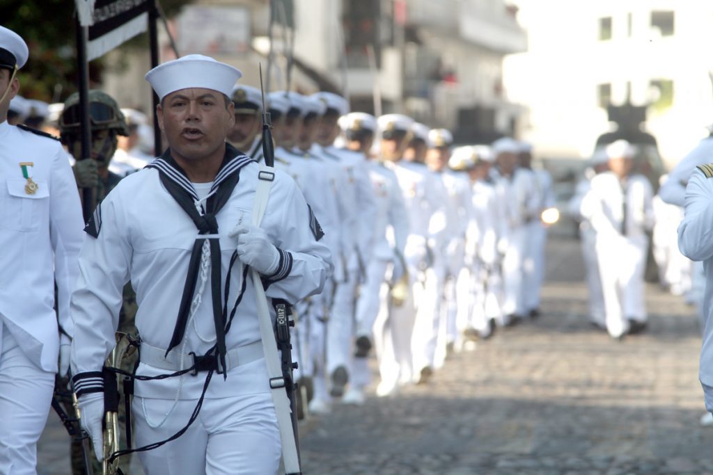 Viernes de desfile cívico-militar en Puerto Vallarta