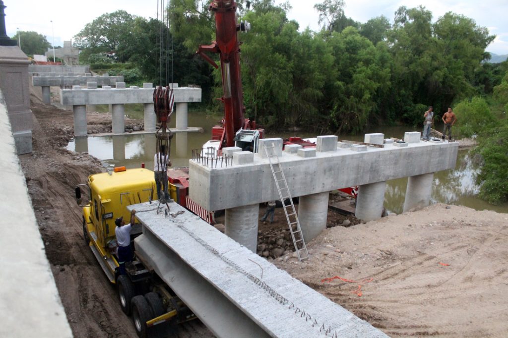 Puente de Av. México y Fluvial Vallarta recibe trabes de la etapa final