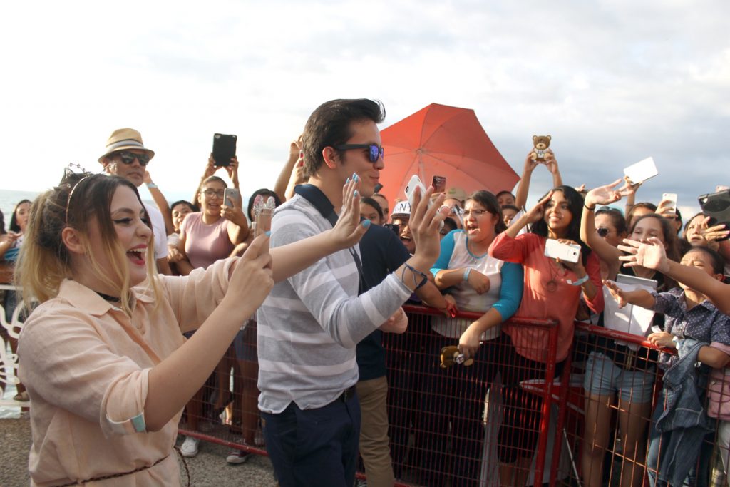 “Youtubers“ y jóvenes vallartenses conviven en el Malecón