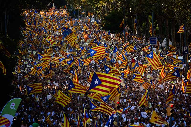 Marchan miles en Cataluña en apoyo a la secesión de España