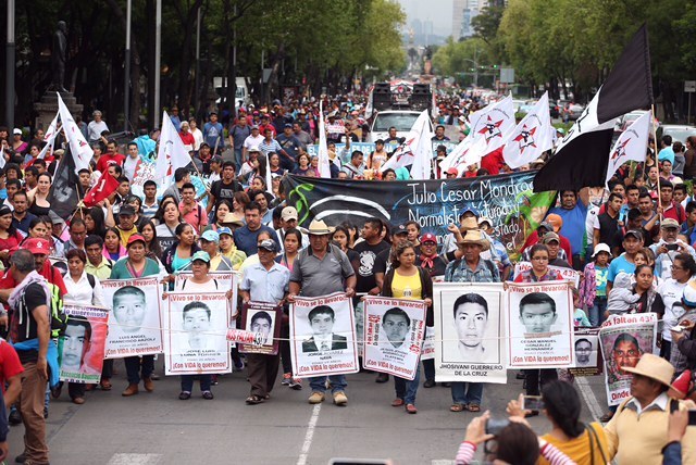 Marchan al Zócalo capitalino a dos años de Ayotzinapa