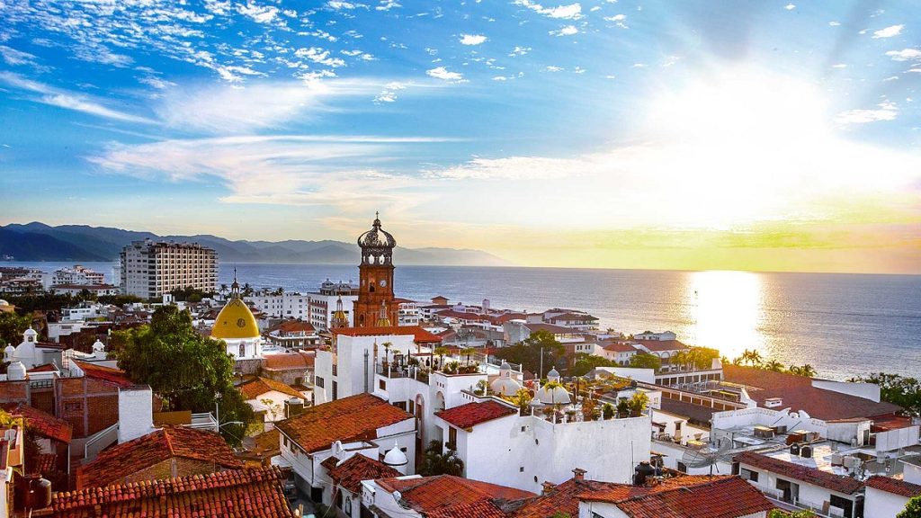 Destacan jóvenes el valor del turismo para Puerto Vallarta