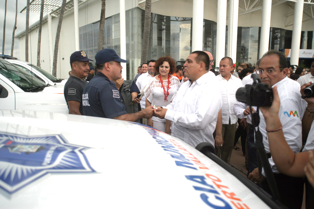 Previo a su informe, Arturo Dávalos entregó 22 patrullas y dos ambulancias