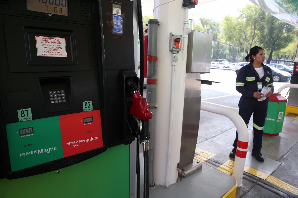 Gasolina cara hace ganar a Hacienda; recibirá 1.2 pesos más por litro